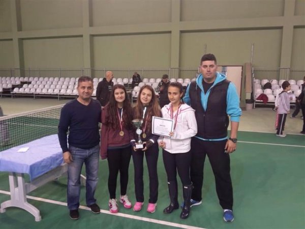 Tenis Yıldız Kızlar İl Birinciliği müsabakalarında Özel Çağ Ortaokulu, bütün rakiplerini eleyerek Mersin Bölgesi 1. si  olmuştur. 